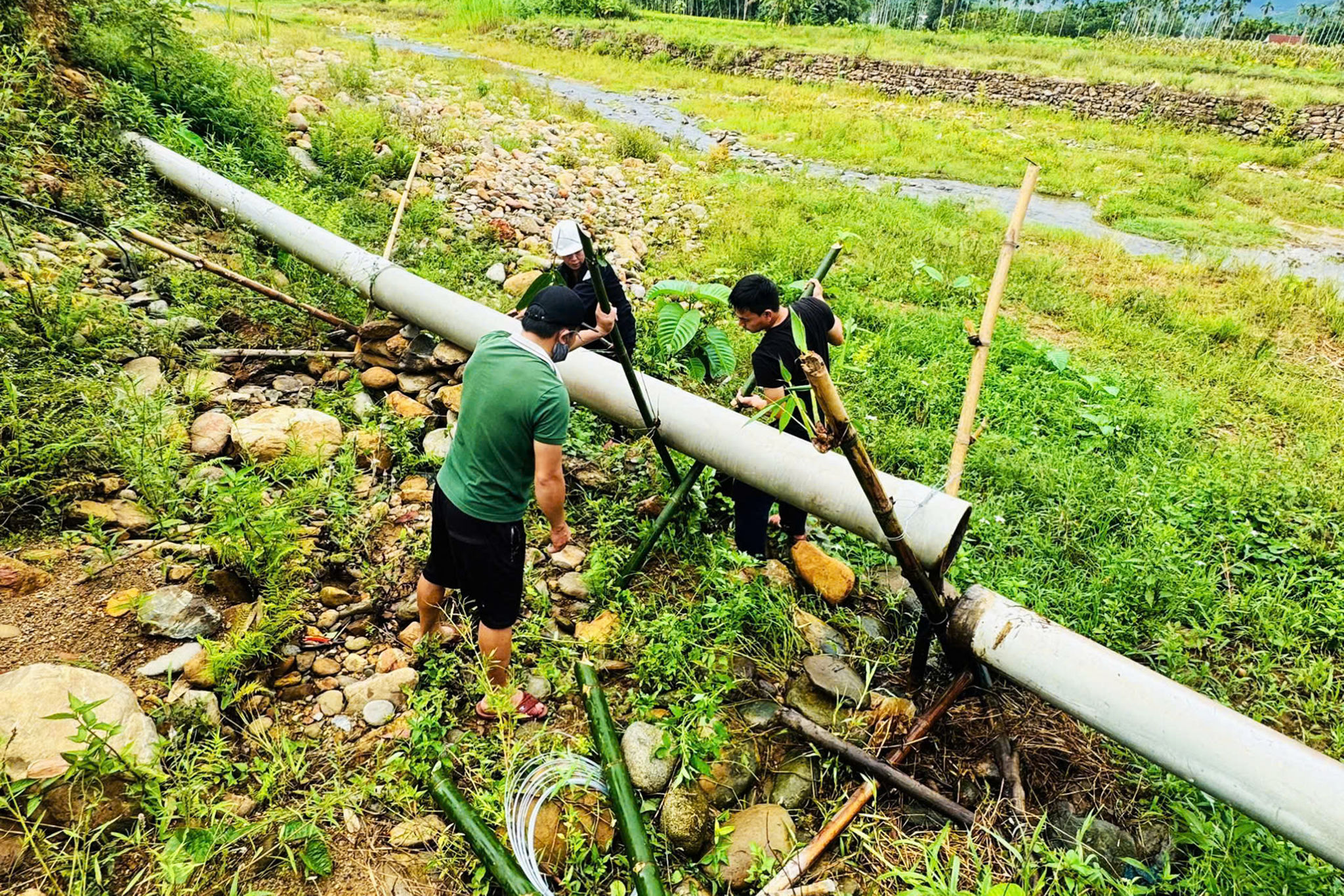 Công nhân Công ty TNHH MTV Khai thác thủy lợi thành phố Huế đấu nối nguồn nước ứng phó với thời tiết cực đoan ở vùng núi A Lưới.