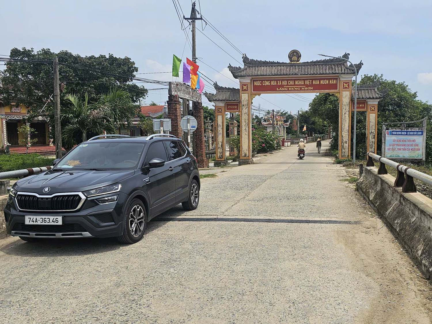 Đường liên xã về làng Hưng Nhơn (bây giờ là thôn Hải Hòa, xã Nam Hải Lăng, Quảng Trị). Ảnh: T. Phùng