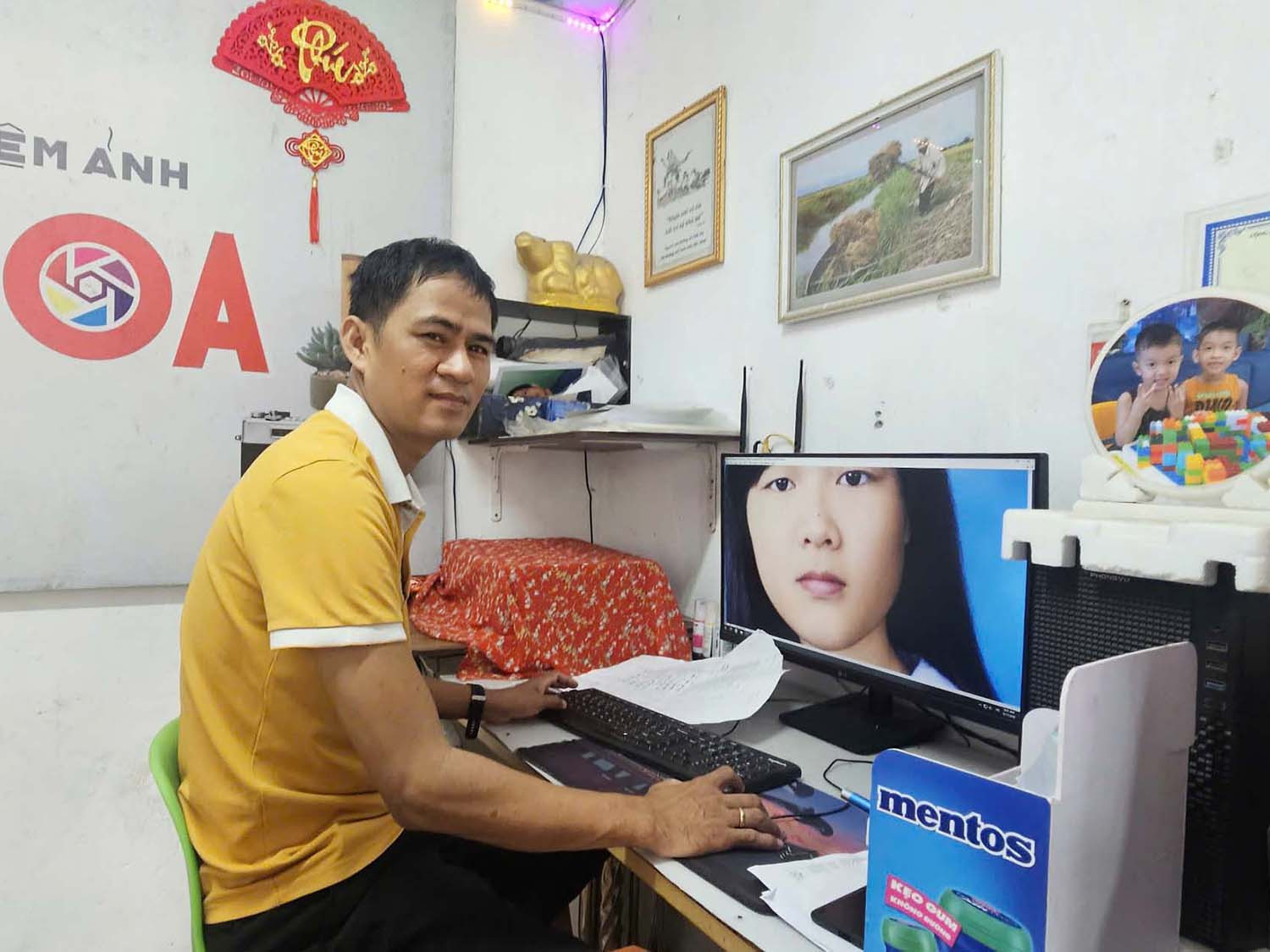 Nghề làm ảnh cũng đã tạo nên ý tưởng để Trưởng thôn Nguyễn Như Khoa đưa công nghệ số về làng.