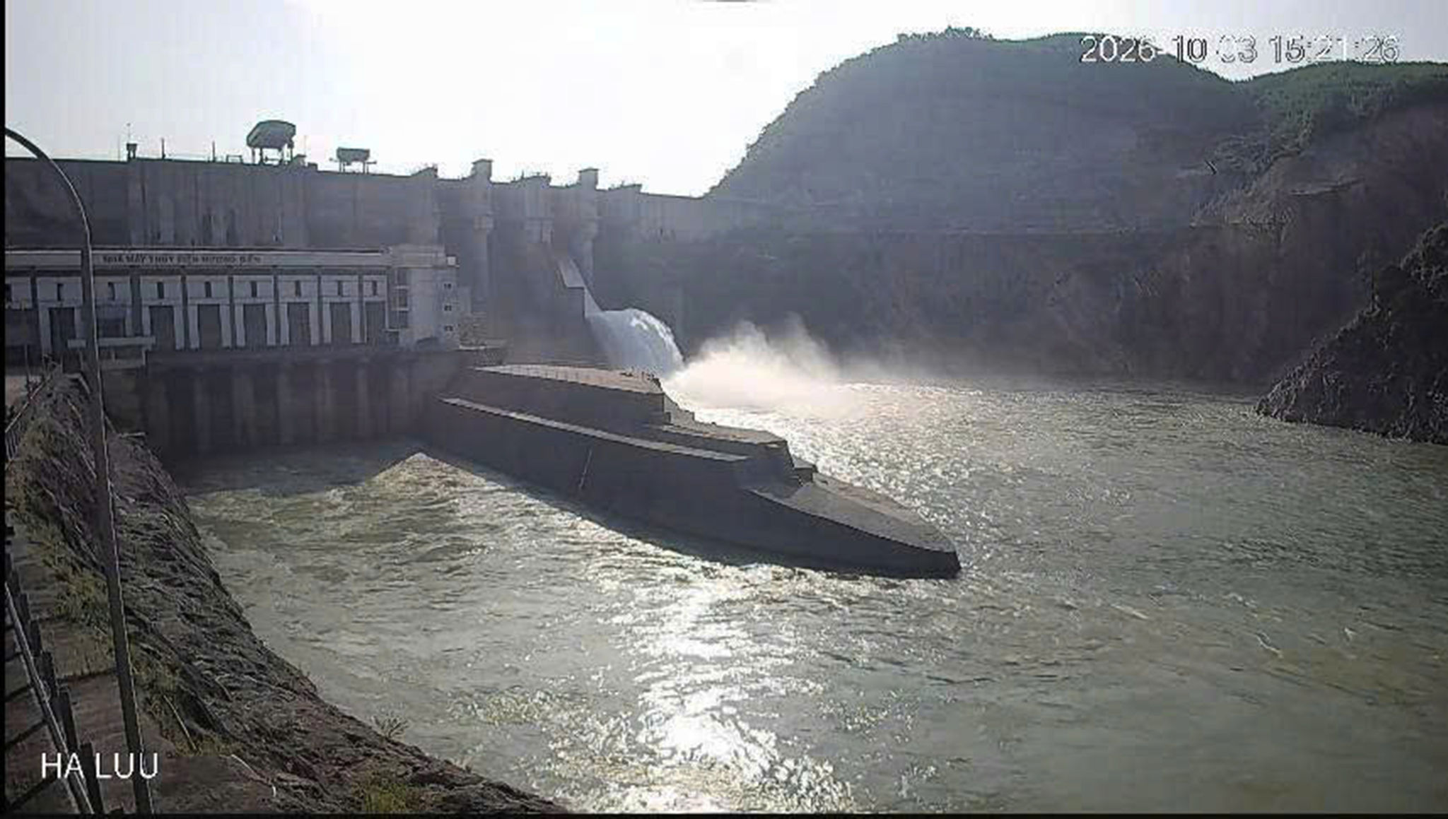 Thủy điện Hương Điền xả lũ để ứng phó với đợt mưa lớn tại TP. Huế.