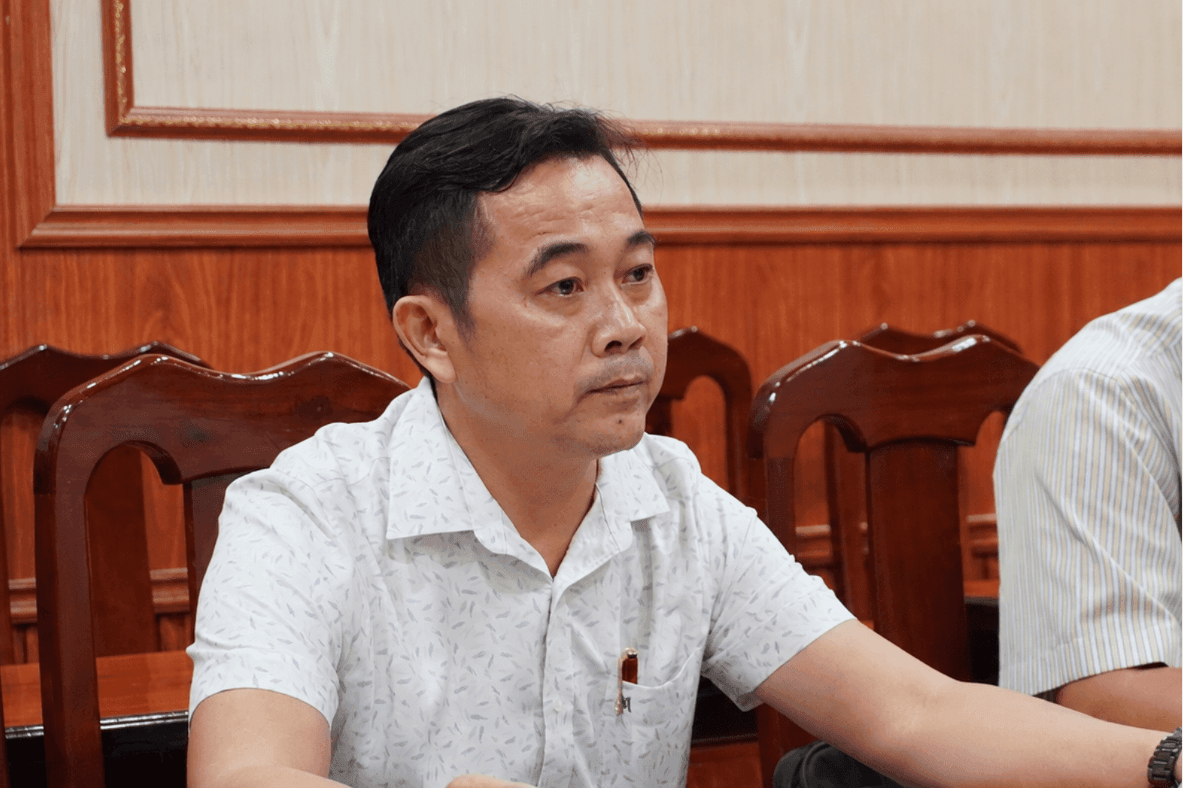 cuoc-hop-trang-trong-ben-ban-go(2).png