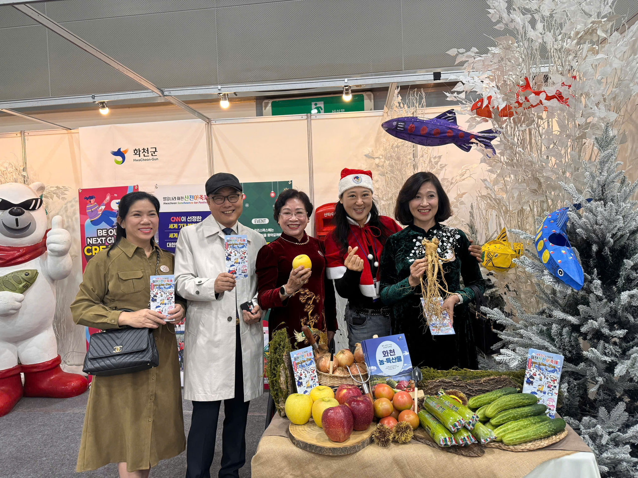 cac thanh vien doan cong tac xem trien lam