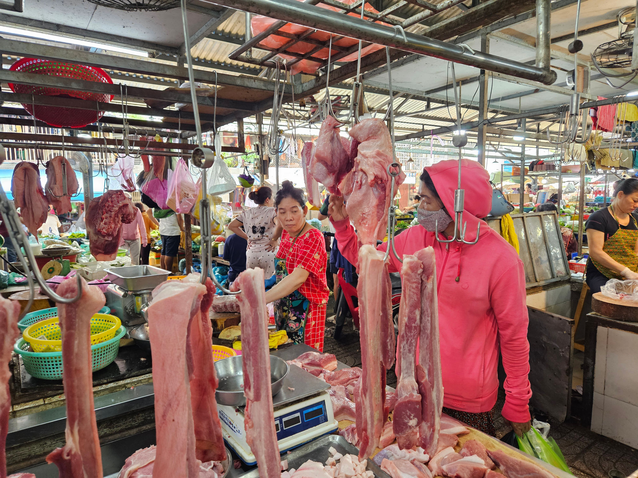 Hàng ngàn tấn heo dùng chất tạo nạc ra thị trường, siêu thị kiểm soát ra sao (6)