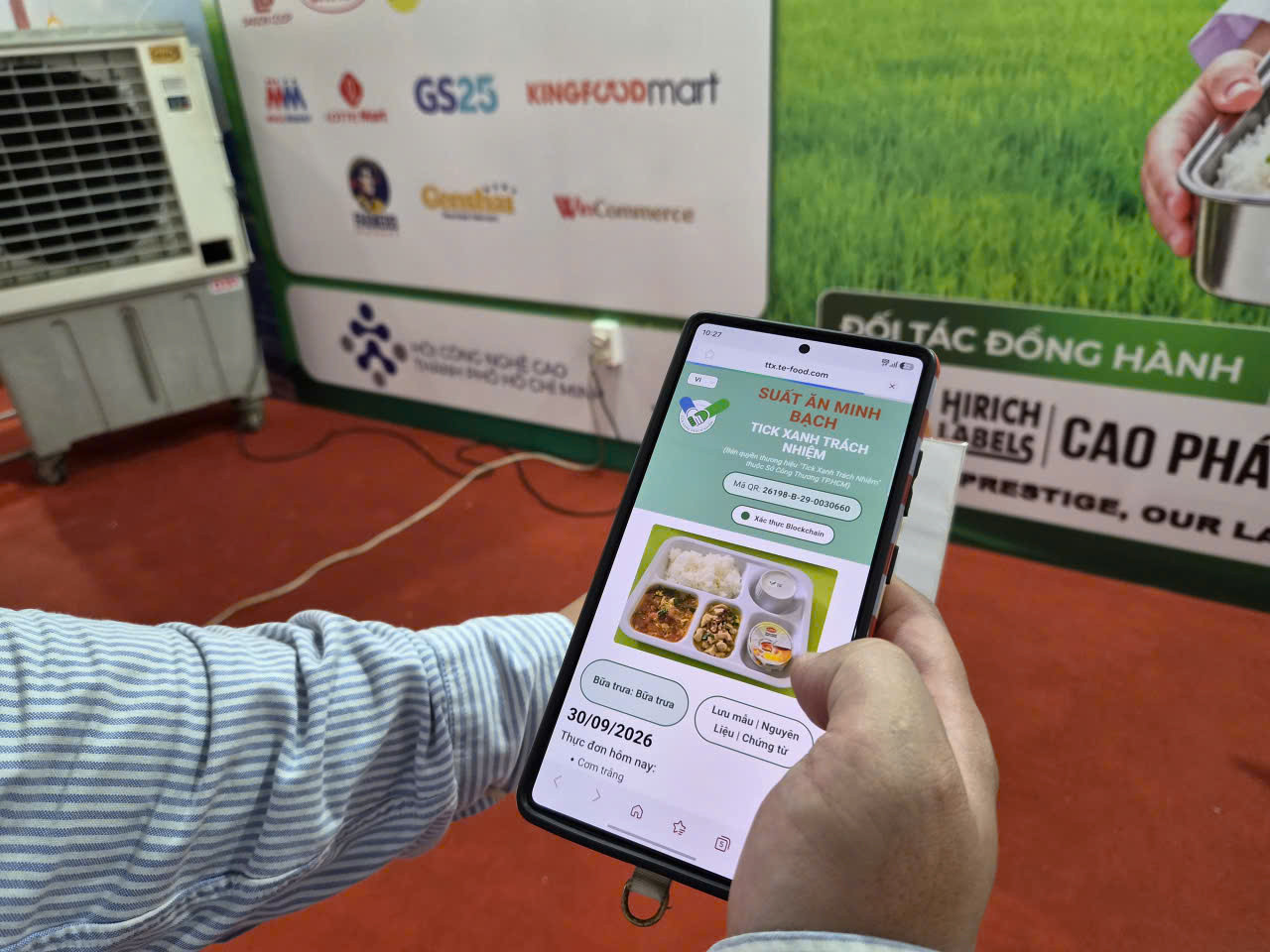 Cơm khô, khay đọng nước bị phụ huynh đưa ra chất vấn