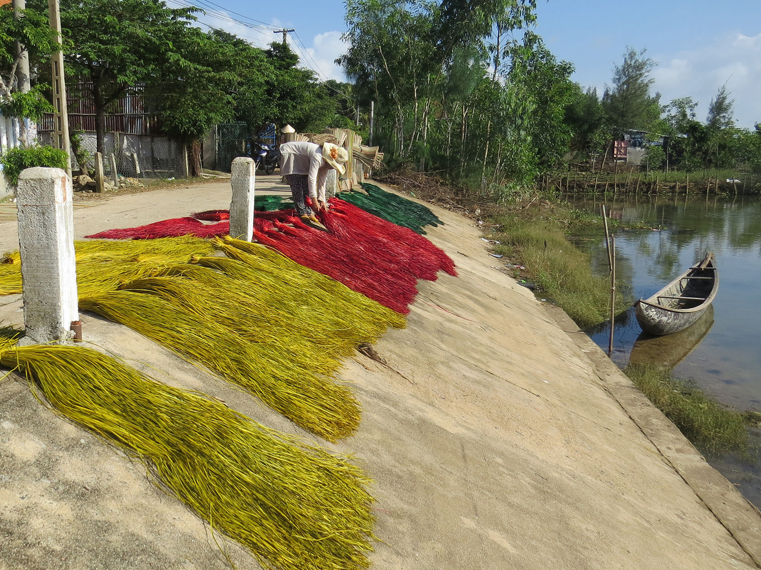 Phơi lác. Ảnh: Mạnh Trâm Trân