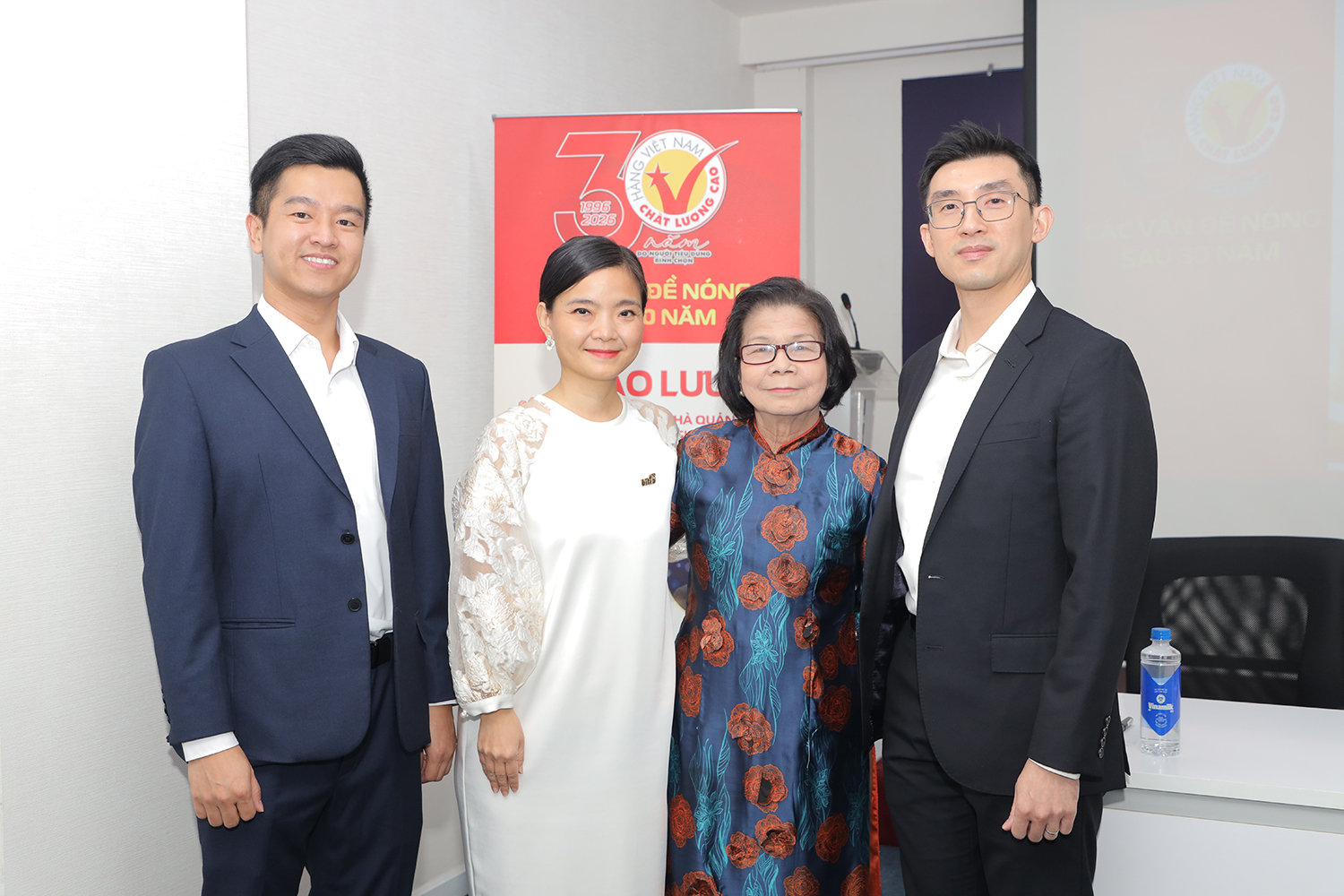 Nhà báo Vũ Kim Hạnh và 3 nhà quản lý thuộc thế hệ kế nghiệp của các doanh nghiệp Việt tại buổi giao lưu.