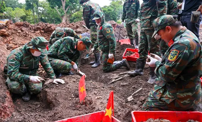 Các lực lượng tìm kiếm, quy tập hài cốt liệt sĩ tại công viên Lê Thị Riêng - nơi có 731 liệt sĩ được tìm thấy trong chiến dịch 500 ngày đêm. Ảnh- MẠNH THẮNG-SGGP