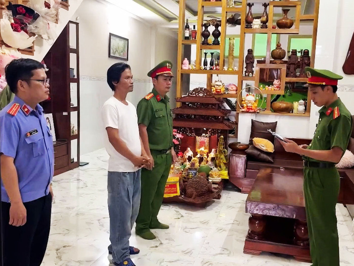 Công an tỉnh Quảng Ngãi đọc quyết định bắt vợ chồng Dương Thị Phượng và Đỗ Thành Tín_Ảnh DDK