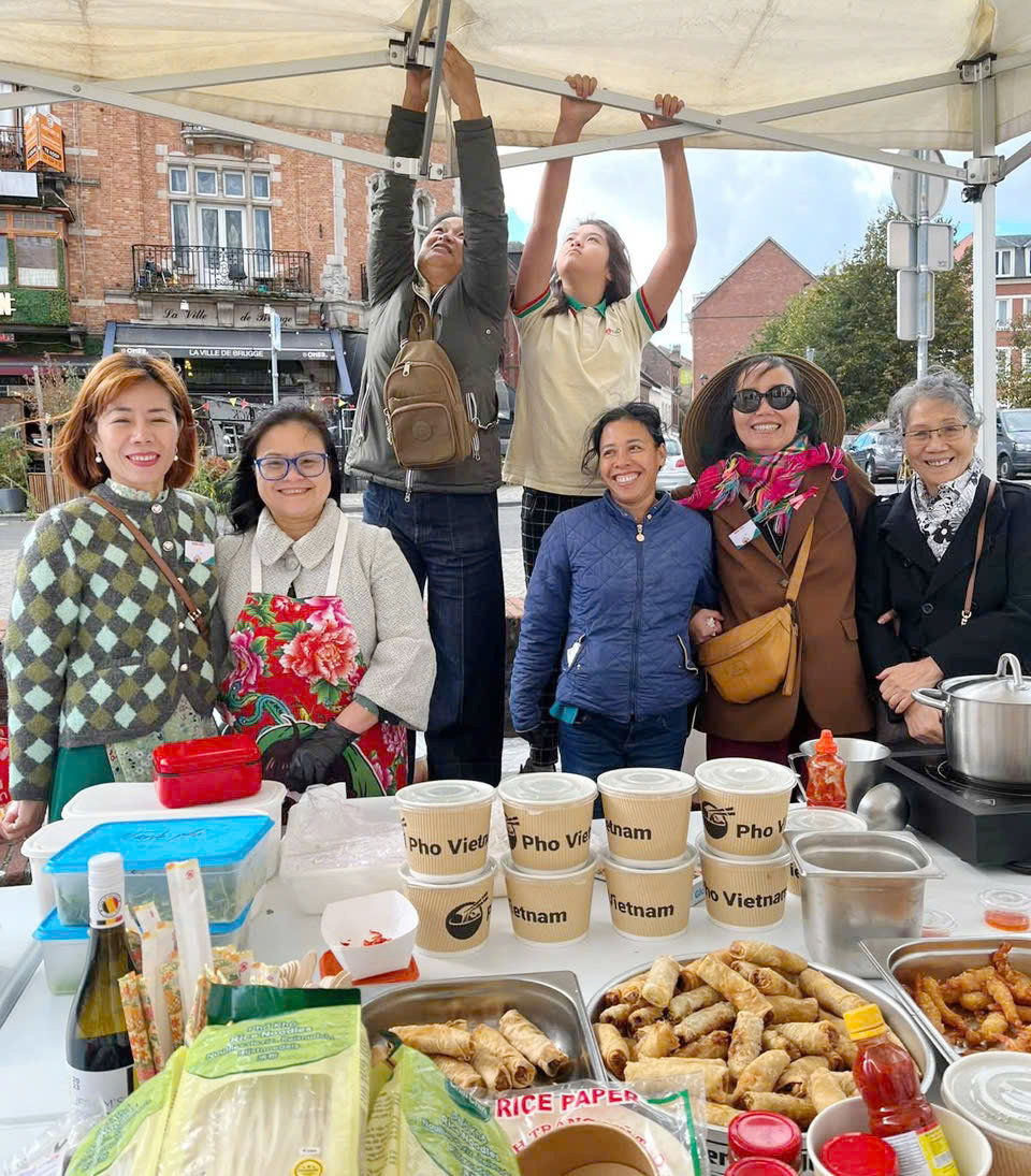 Gian hàng cũng trở thành điểm gặp gỡ của cộng đồng người Việt không chỉ tại Brussels mà còn từ nhiều thành phố khác của Bỉ và các quốc gia châu Âu.