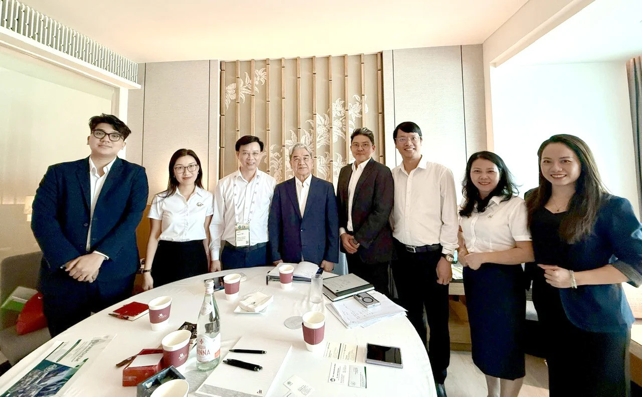 Đại diện lãnh đạo Tập đoàn Hóa chất Việt Nam và Phân lân Ninh Bình trao đổi với đối tác quốc tế bên lề Hội nghị IFA Crossroads Asia-Pacific 2026 tại Thái Lan. Ảnh NFC.
