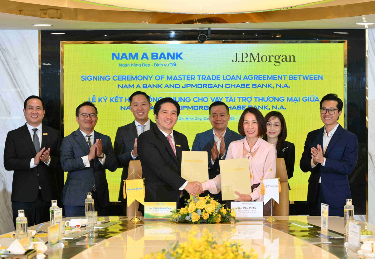 Ông Trần Khải Hoàn - Thành viên HĐQT, Tổng Giám đốc Nam A Bank ký kết thỏa thuận cùng đại diện Ngân hàng JPMorgan Chase, Bà Phan Bích Vân - Tổng Giám đốc.