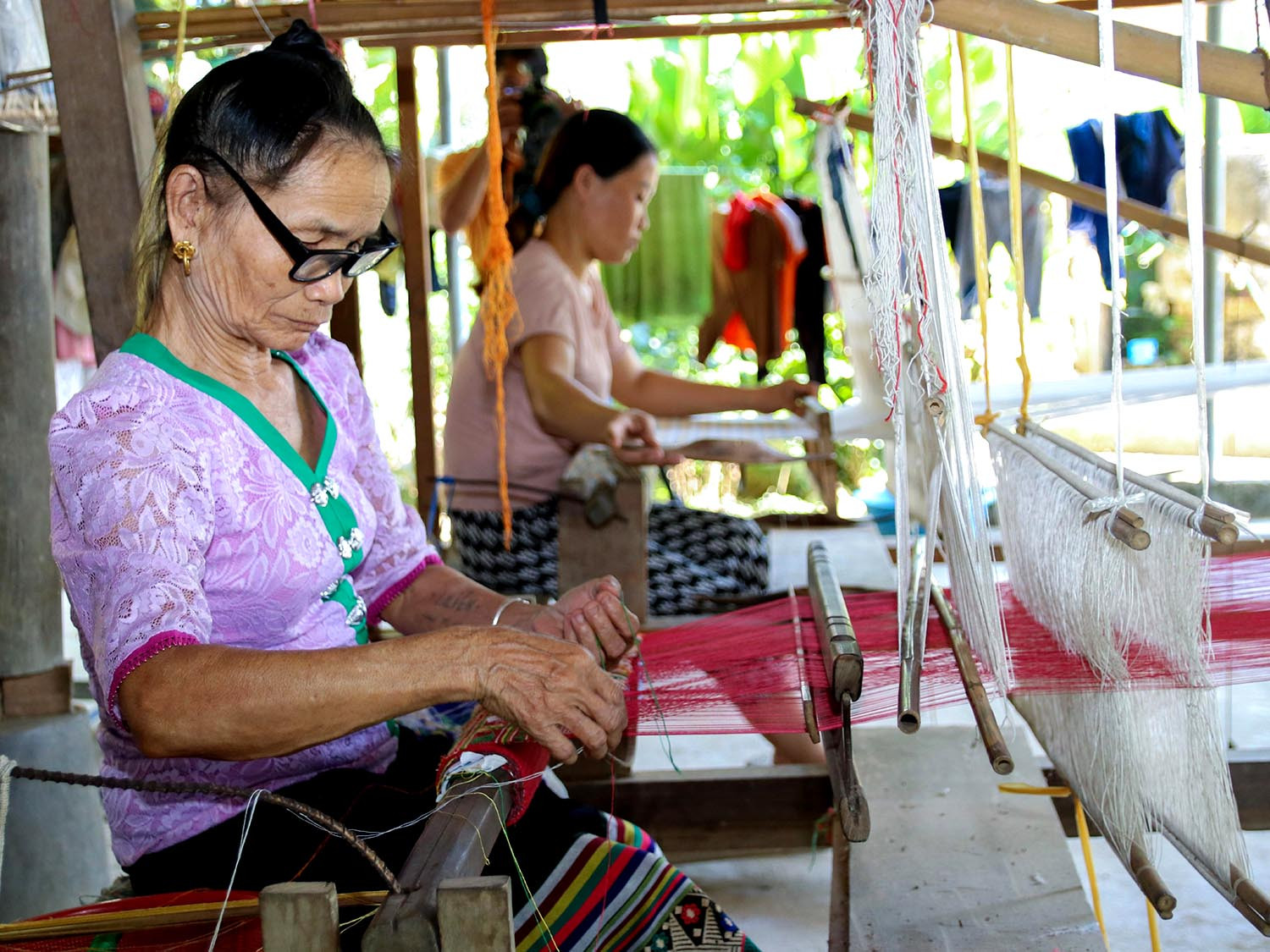 Nghề dệt thổ cẩm “hồi sinh”, những khung cửi bên hiên nhà sàn ở bản Hoa Tiến cũng nhộn nhịp trở lại.