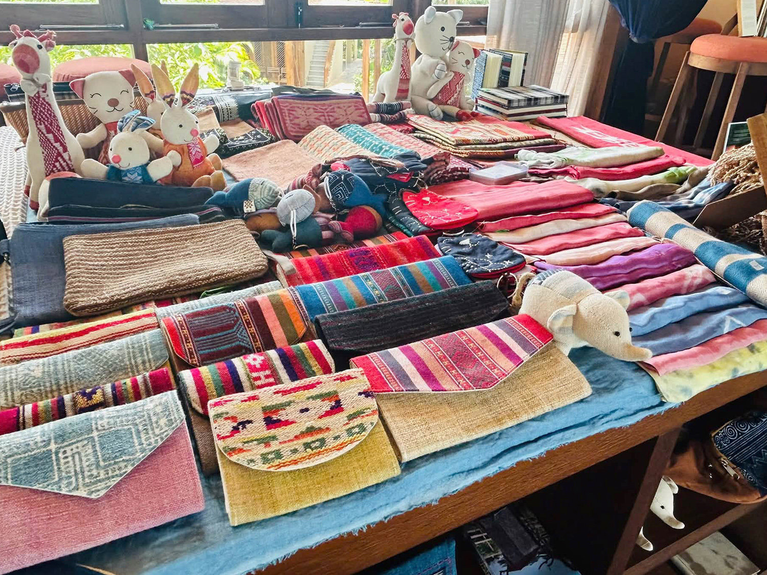Nhiều mẫu phẩm thổ cẩm Hoa Tiến được làm mới, vừa giữ được nét đẹp bản sắc truyền thống của dân tộc Thái, vừa hiện đại, tinh tế theo nhu cầu thị trường.