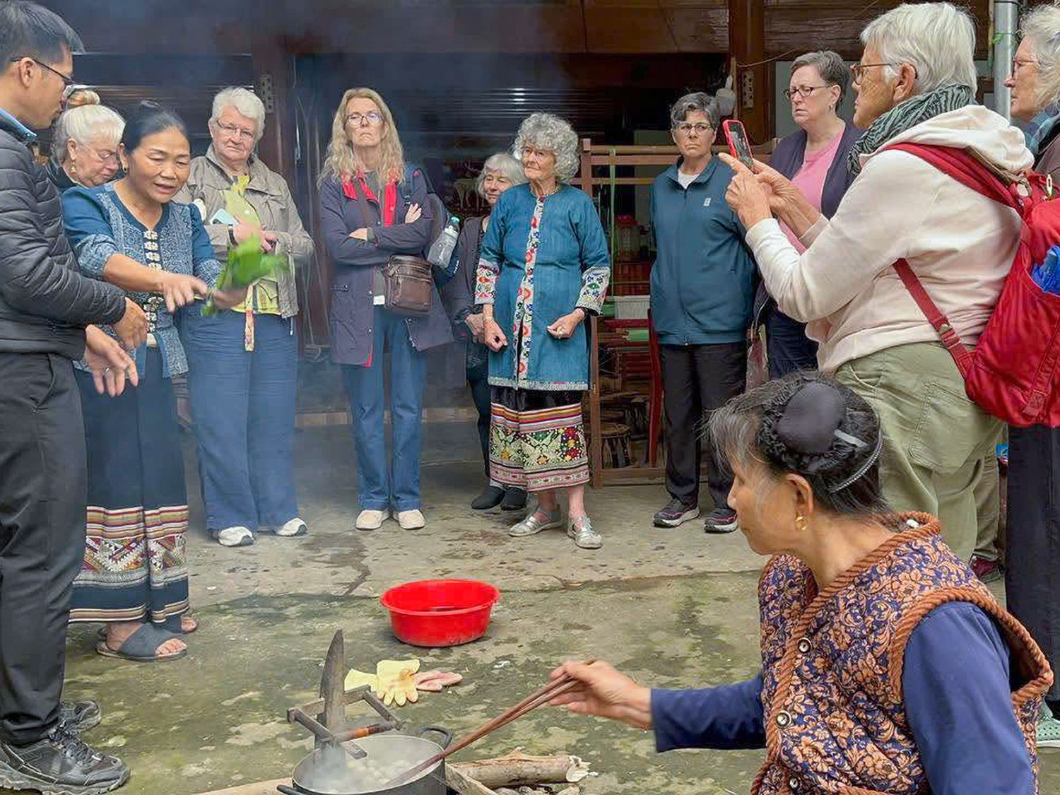 Bà Sầm Thị Bích giới thiệu cho du khách nước ngoài kỹ thuật nhuộm màu thủ công từ cây cỏ tự nhiên.