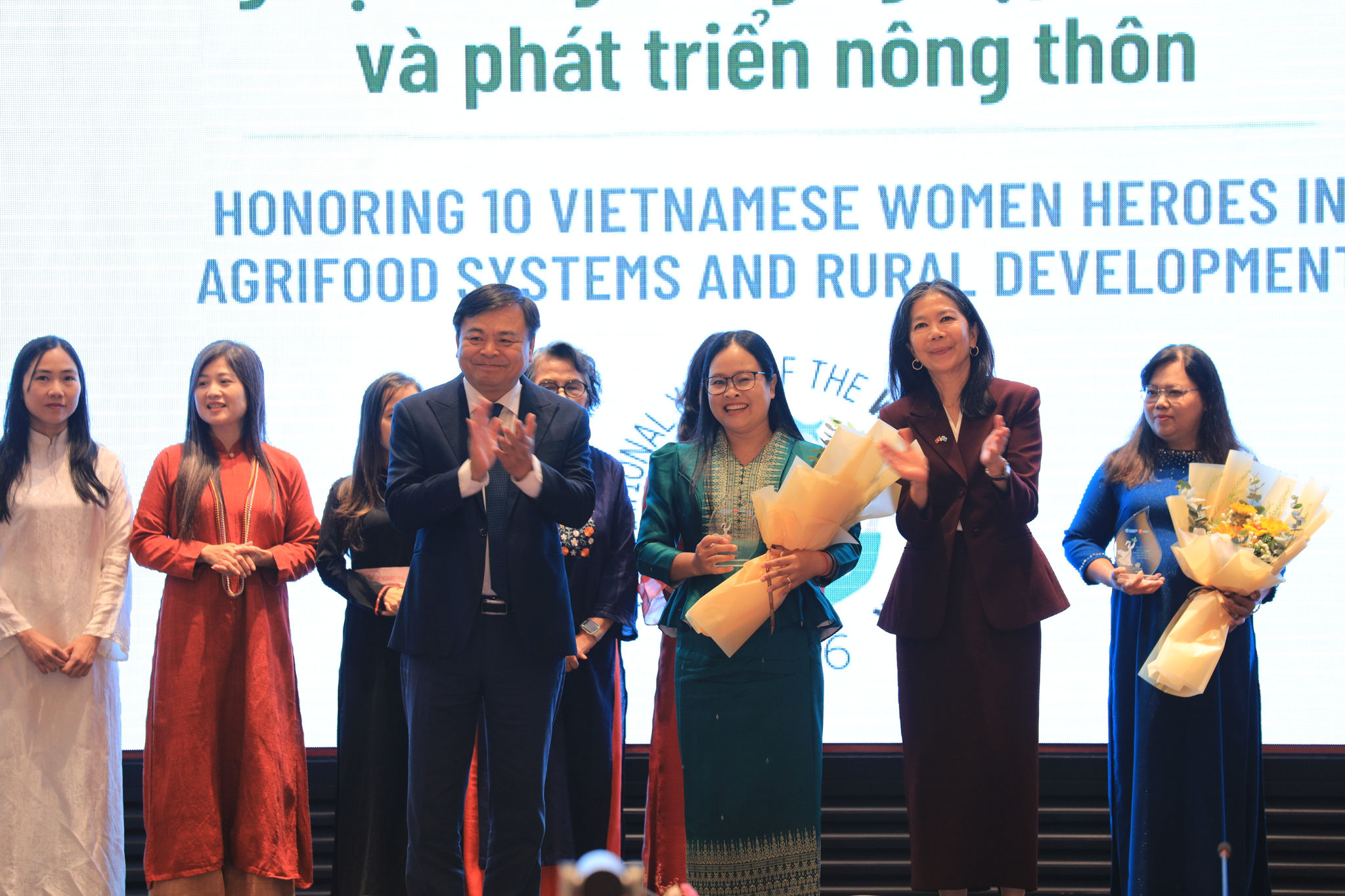 Không có đất vẫn kiếm 8 triệu đồng mỗi tháng nhờ ‘vắt’ mật hoa dừa (1)