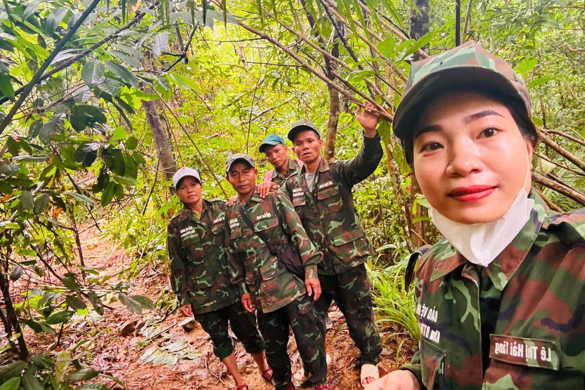 Bà Lê Thị Hải Tăng, tổ trưởng Tổ bảo vệ rừng cộng đồng dân cư Tà Lao tuần tra rừng cùng các thành viên. 