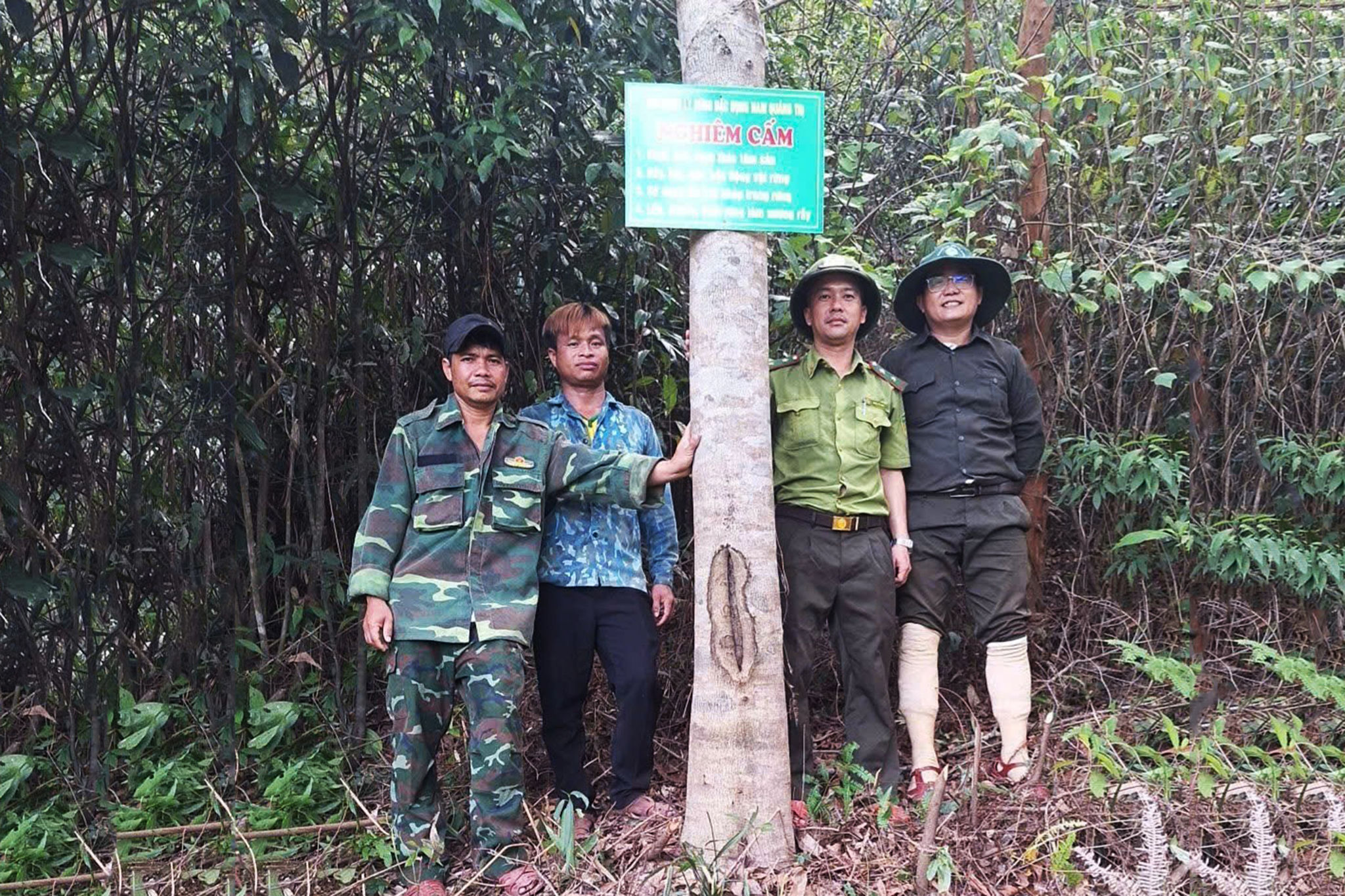 Các thành viên Tổ bảo vệ rừng cộng đồng dân cư Tà Lao.