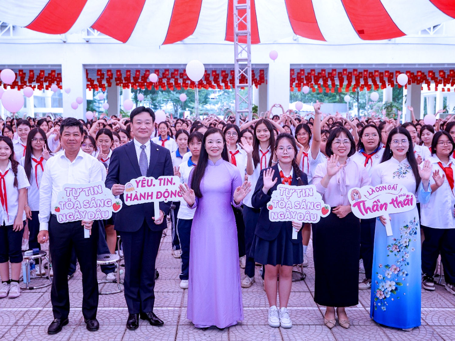 Tổng giám đốc Diana Unicharm ông Takahiro Okada, Phó chủ tịch Hội Liên Hiệp Phụ Nữ Việt Nam bà Nguyễn Thị Thu Hiền, Phó Cục trưởng Cục Bà Mẹ và Trẻ Em bà Trần Thị Bích Loan và đại diện ngành Giáo dục, Phụ Nữ thành phố Hà Nội và 550 học sinh trường THCS Hoàng Mai tham gia khởi động chương trình Là con gái thật tuyệt năm học 2026 -2027