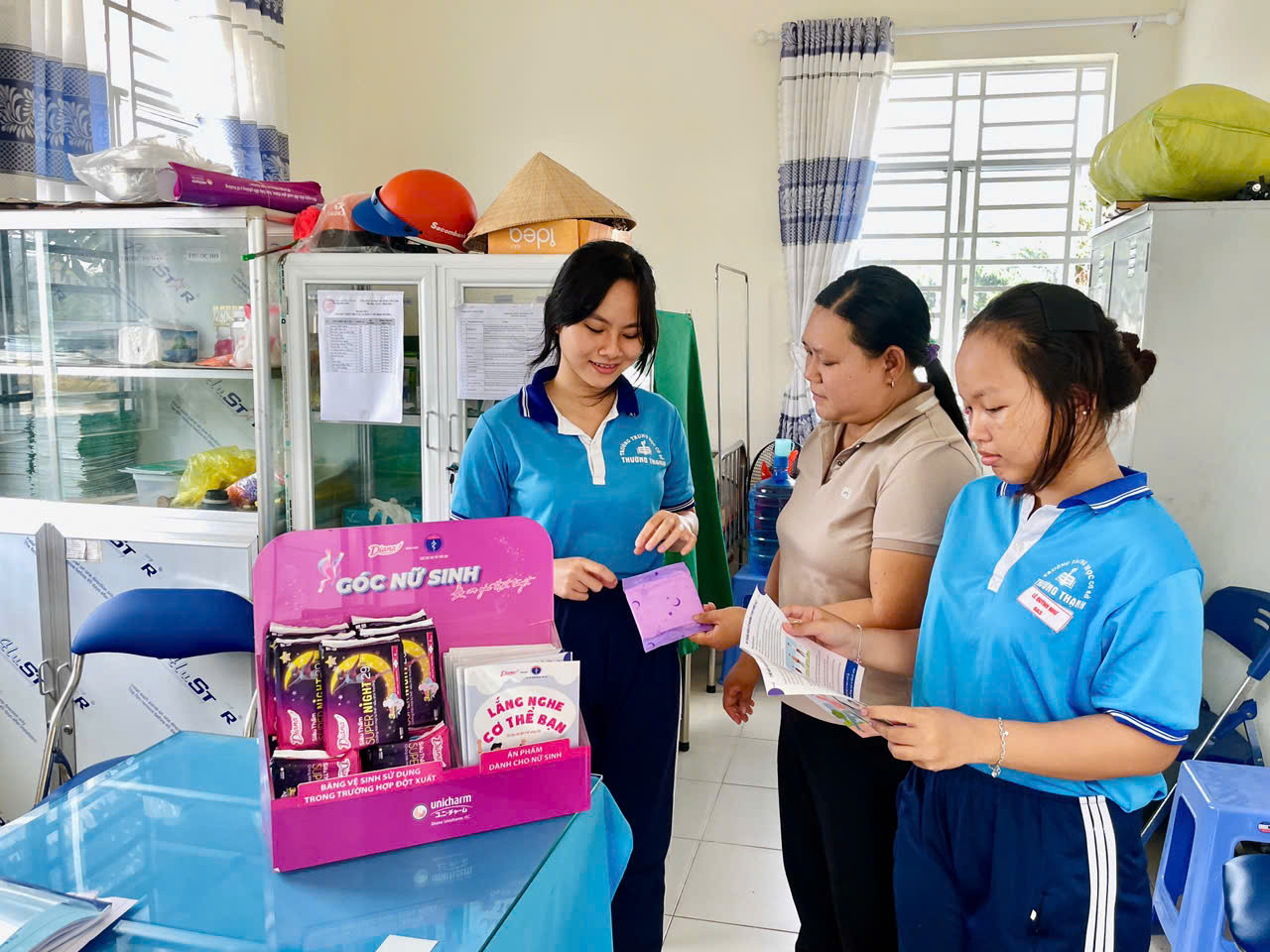 Góc nữ sinh hỗ trợ băng vệ sinh Diana trong trường hợp khẩn cấp tại phòng y tế trường học.