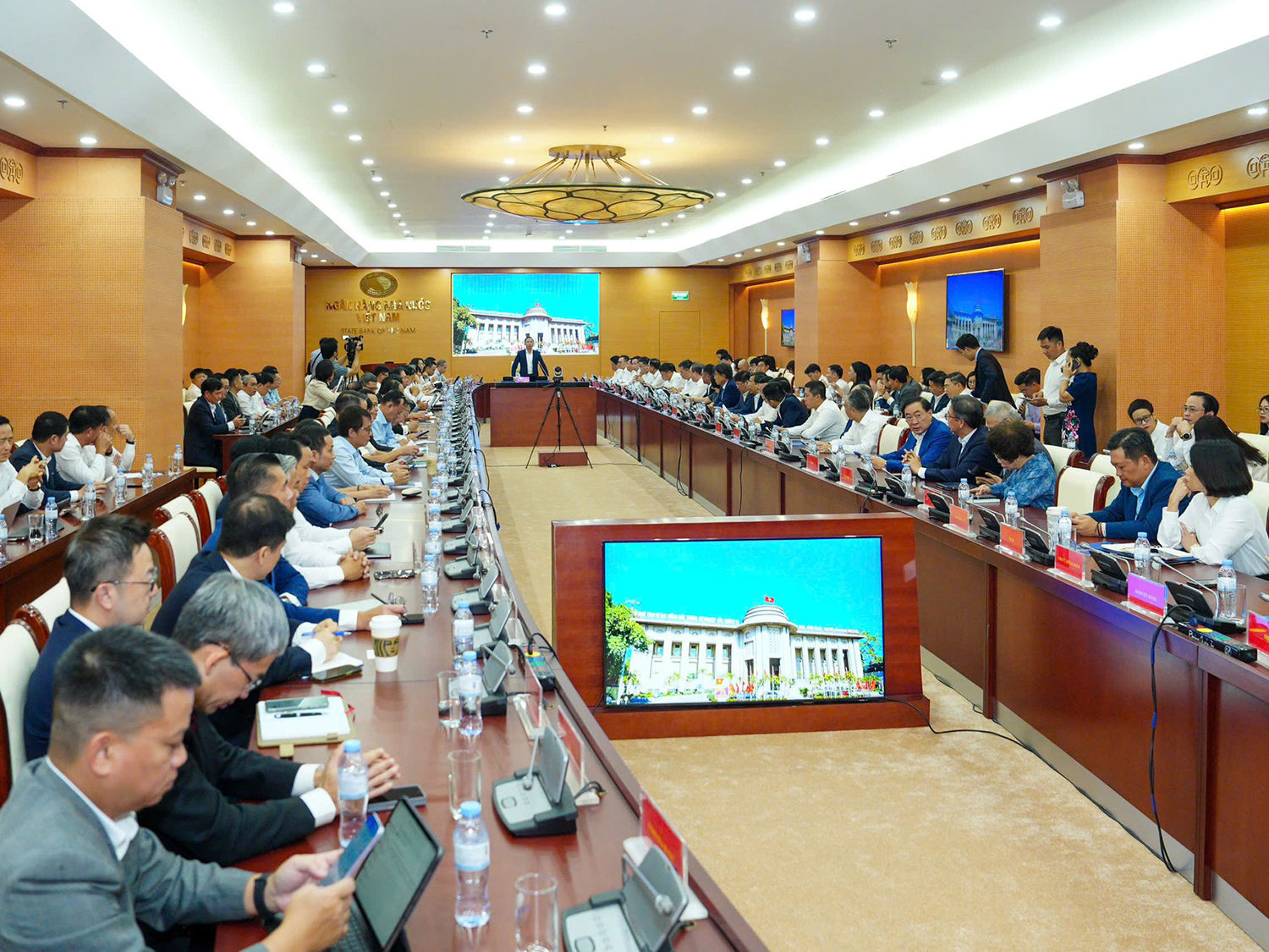 Thống đốc NHNN Phạm Đức Ấn chủ trì cuộc họp giữa NHNN với các ngân hàng thương mại. Ảnh: vnbusiness.vn