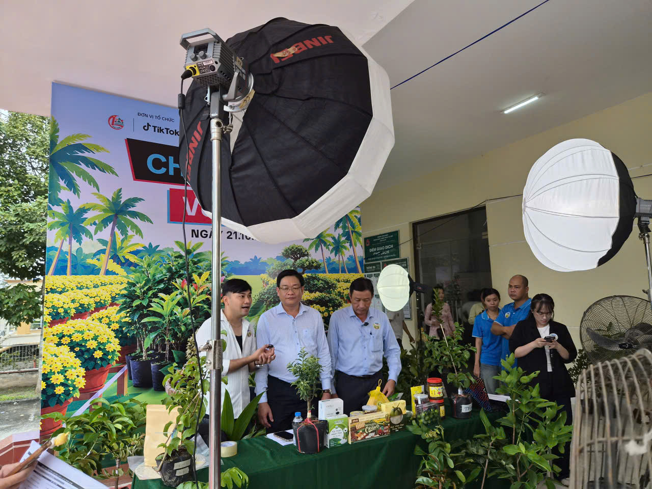 Nông dân Chợ Lách livestream bán cây giống, chốt hàng ngàn đơn mỗi tháng (3)