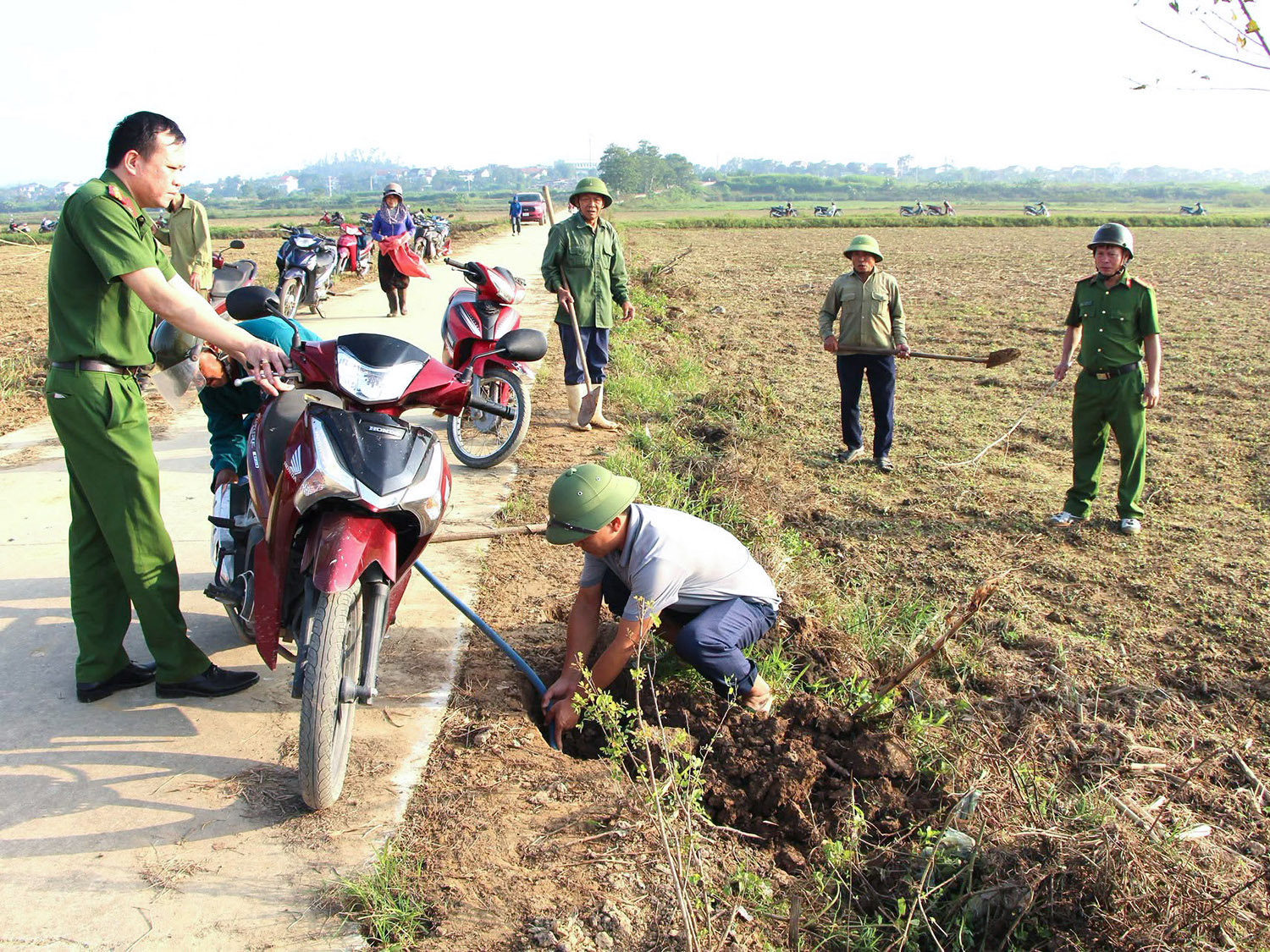 Sử dụng vòi nhựa dẫn khói xe máy vào hang để diệt chuột.