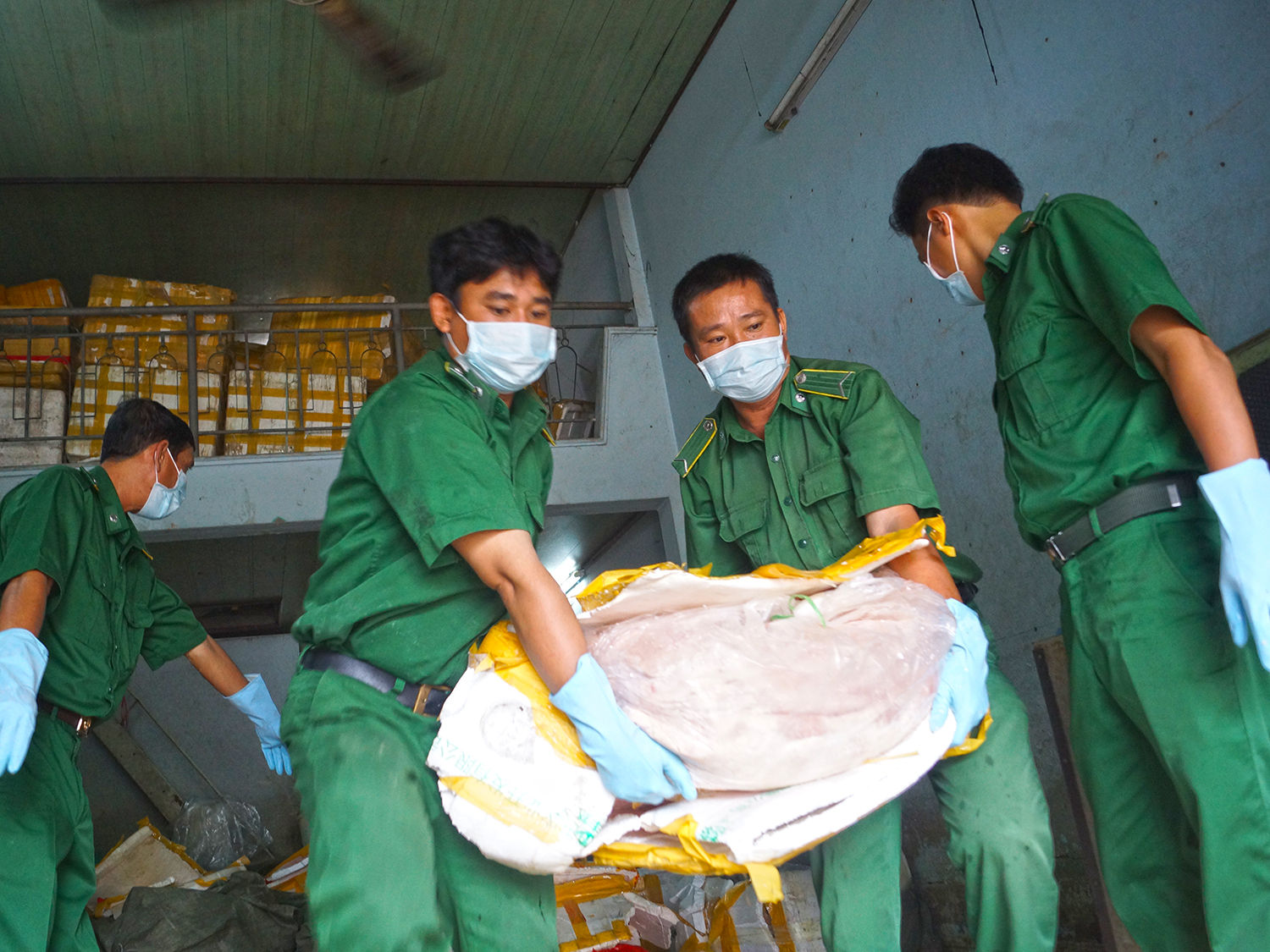 Một điểm chứa thịt nhập lậu đã bốc mùi tại TP.HCM bị lựa lượng chức phát hiện, triệt phá.