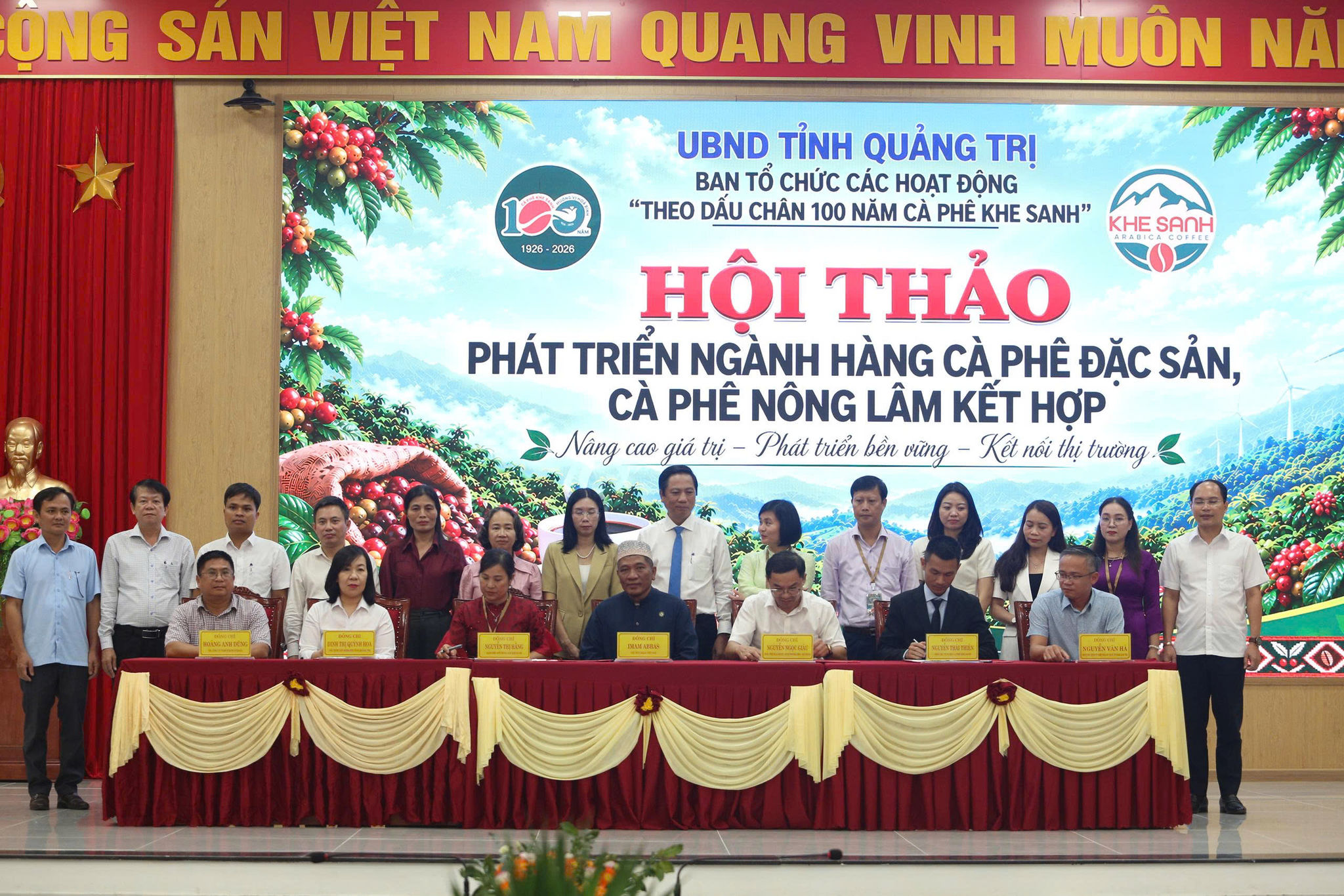 Ký kết biên bản ghi nhớ Kết nối tiêu thụ sản phẩm cà phê Khe Sanh, xây dựng sản phẩm quà tặng cho du khách quốc tế, trong nước, đưa sản phẩm vào thị trường Halal. 