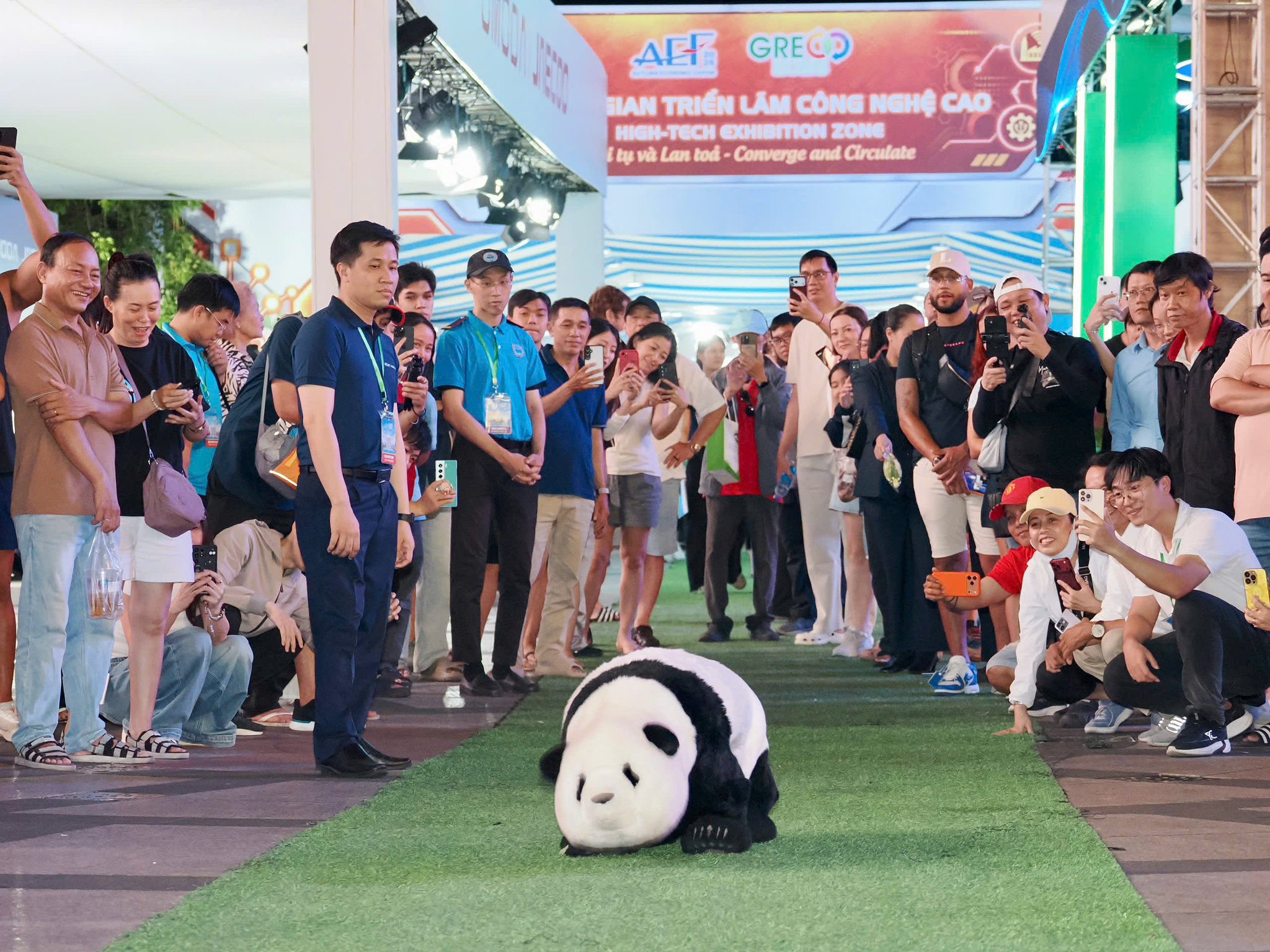 Robot gấu trúc gây chú ý tại triển lãm công nghệ xanh GRECO 2026 (2)