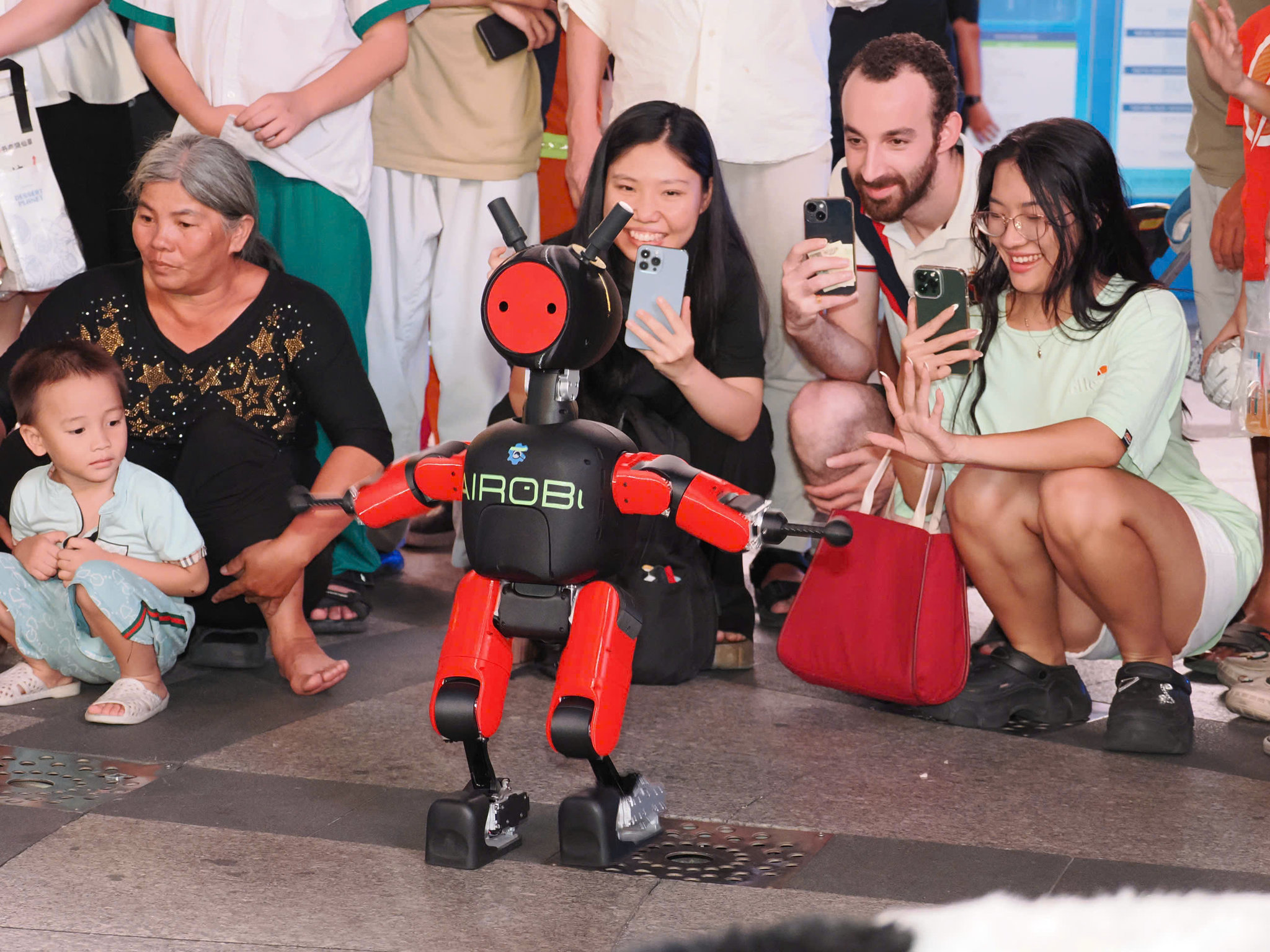 Robot gấu trúc gây chú ý tại triển lãm công nghệ xanh GRECO 2026 (6)