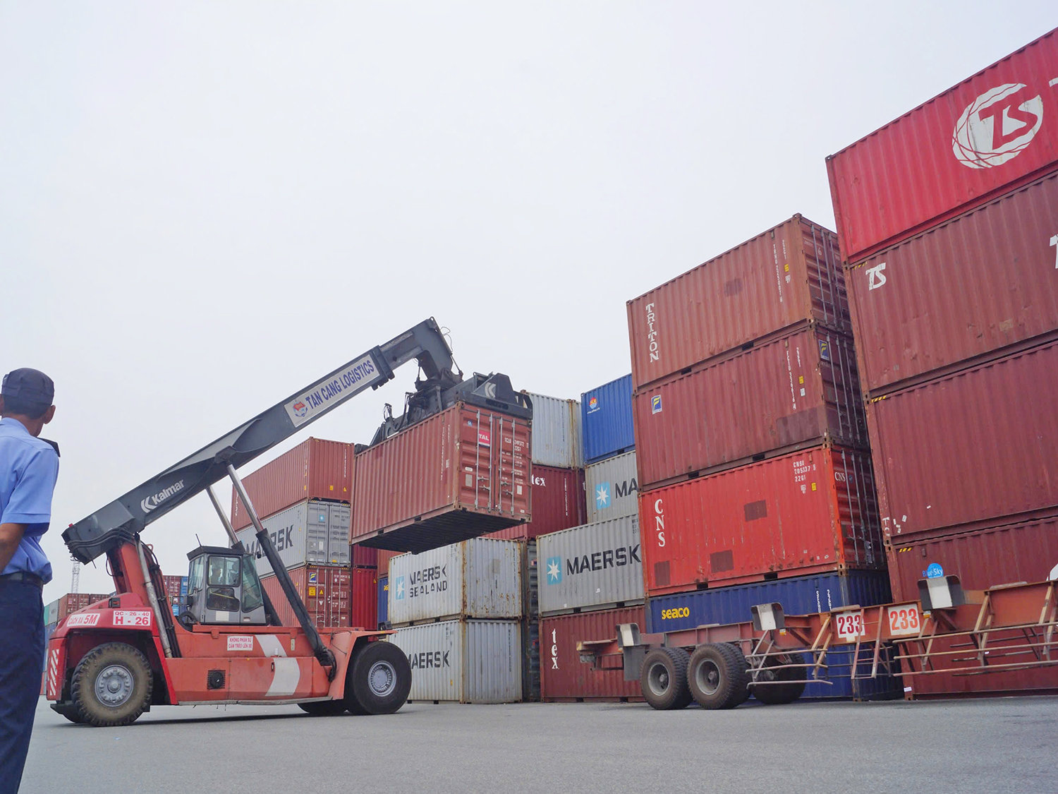 Kim ngạch xuất nhập khẩu Việt Nam lần đầu vượt 1.000 tỉ USD. Trong ảnh: hàng hóa chờ xuất khẩu tại Tân cảng Cát Lái TP.HCM. Ảnh: Đ.Thư
