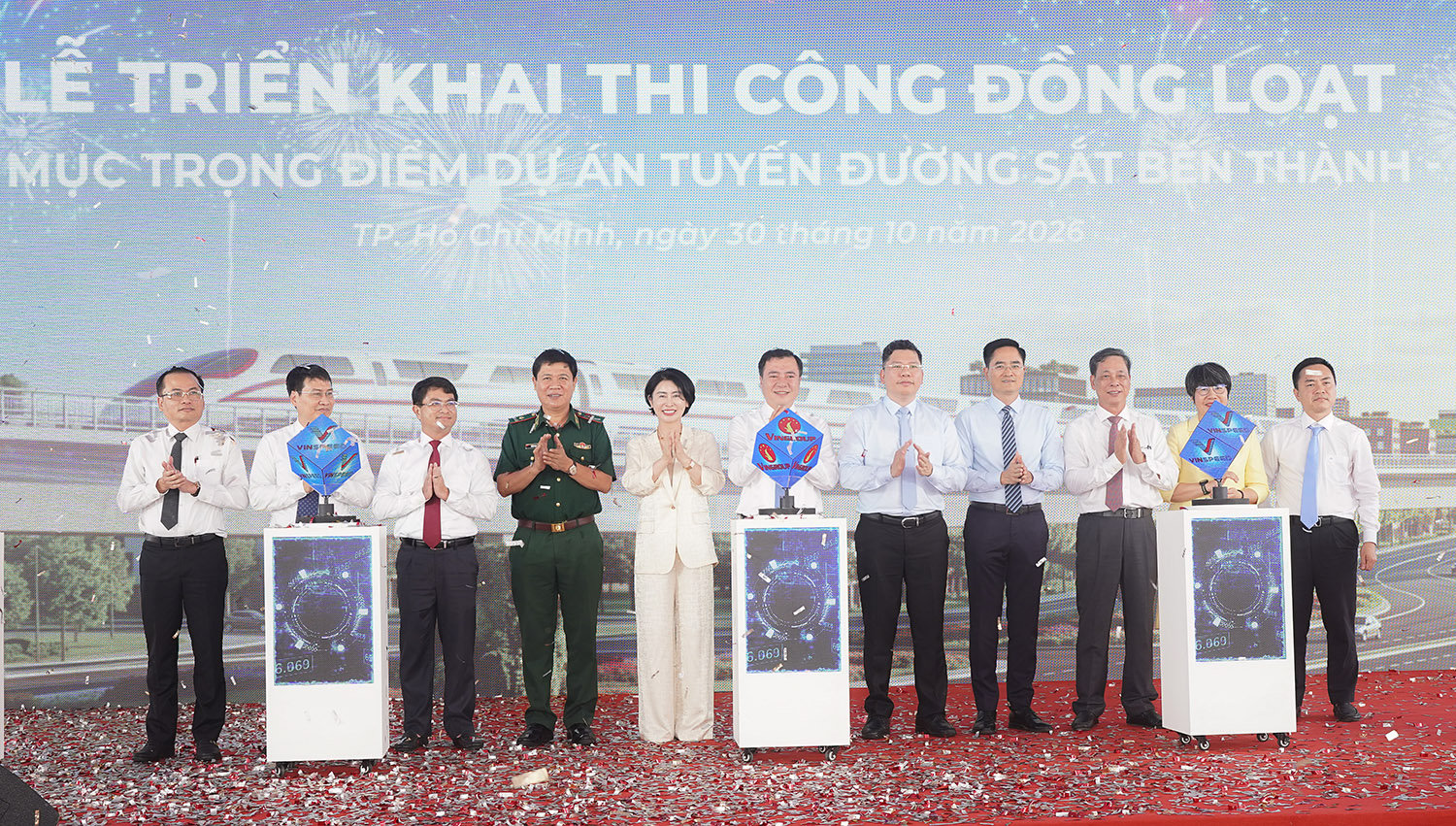 Các đại biểu bấm nút phát động tại lễ triển khai thi công đồng loạt các hạng mục trọng điểm thuộc dự án đường sắt tốc độ cao Bến Thành - Cần Giờ.