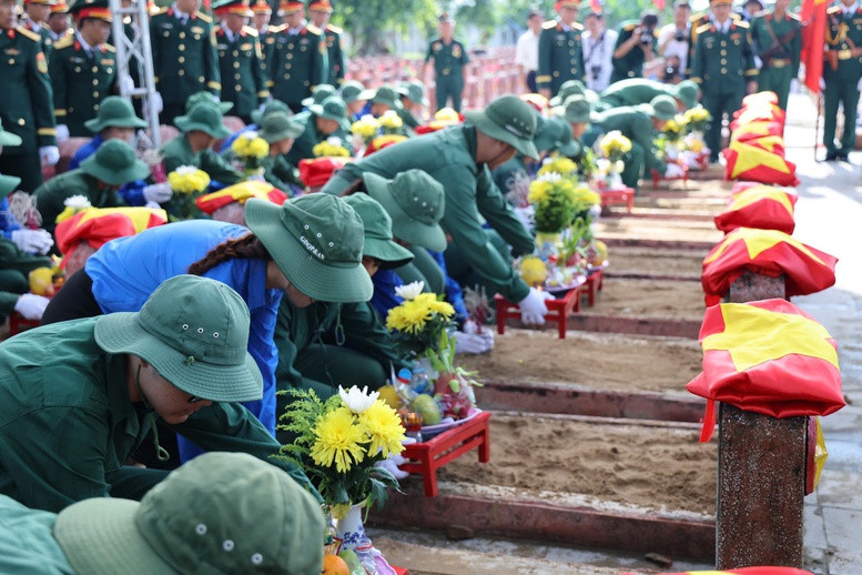Lễ an táng hài cốt liệt sĩ