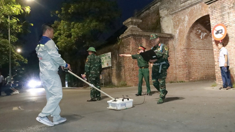 Tổ công tác dùng radar dò tìm tại Huế