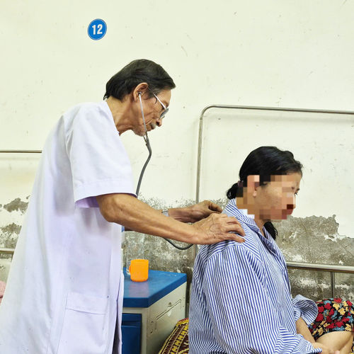 Bác sĩ về hưu vẫn miệt mài cứu người từ... cõi điên
