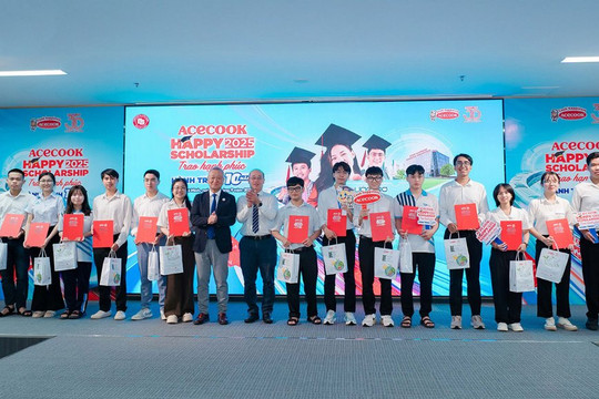 10 năm trao hạnh phúc: Acecook Việt Nam tiếp sức 2.286 sinh viên vượt khó