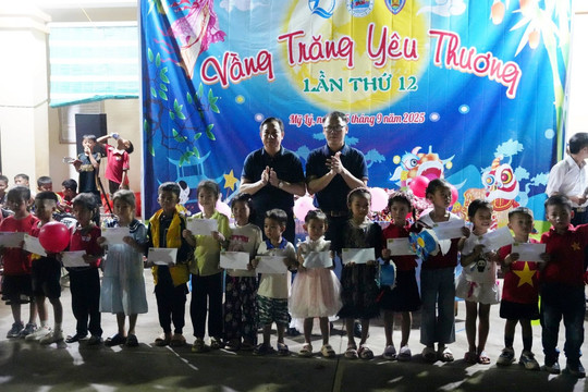 Người làm báo xứ Nghệ mang Trung thu ấm áp đến vùng biên