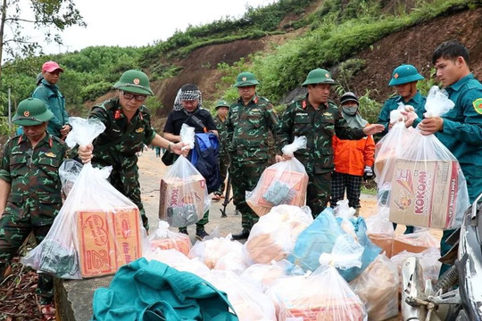 Lực lượng chức năng dồn sức bảo đảm thuốc men, lương thực cho vùng lũ miền Trung