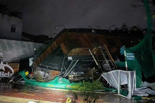 Bão số 13 càn quét miền Trung - Tây Nguyên: Nhà bay mái, lũ lên, hàng trăm cuộc cầu cứu trong đêm kinh hoàng