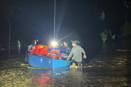 Dân Đắk Lắk trắng đêm chạy lũ, 8 tỉnh miền Trung - Tây Nguyên cảnh báo nguy cơ sạt lở