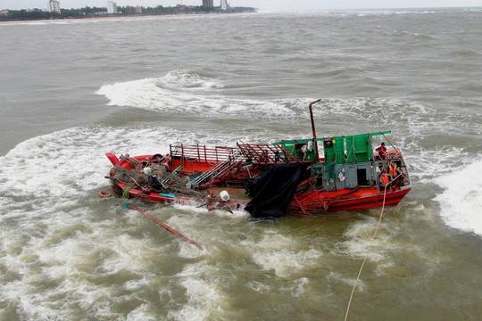 Đồn Biên phòng Nhật Lệ phối hợp ứng cứu thành công 8 ngư dân bị chìm tàu