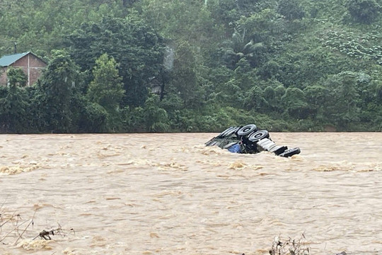 Vụ tài xế container bị nước lũ cuốn trôi ở cầu tràn xã La Lay: BĐBP Quảng Trị khẩn trương tìm kiếm