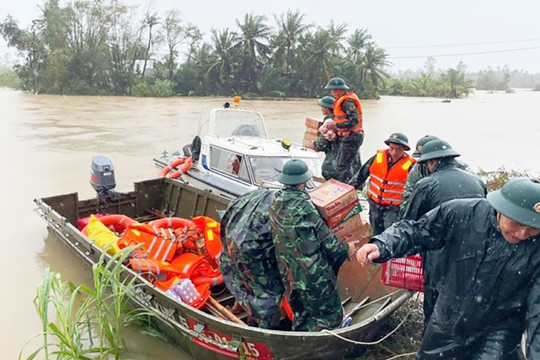 Quân đội xuất 15 tấn lương khô, sẵn sàng nhường doanh trại để sơ tán người dân