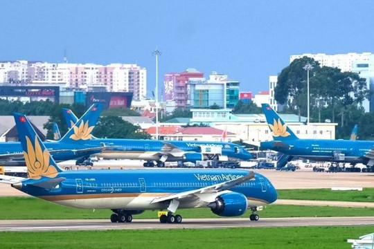 Vé máy bay Tết 2026 khan hiếm sớm, giá lập đỉnh dù tăng tải