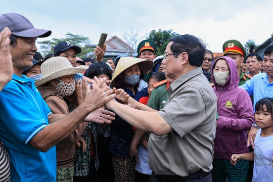 Thủ tướng Phạm Minh Chính thăm vùng lũ: Hỗ trợ tối đa, sớm tái thiết cuộc sống cho bà con