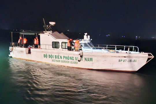 Một thuyền lưới bị chìm ngoài cửa biển, 2 ngư dân được cứu sống
