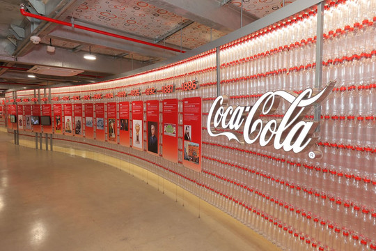 Coca-Cola Việt Nam lập kỷ lục với tác phẩm từ 100.000 chai nhựa tái chế