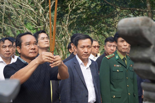 Chủ tịch UBND TPHCM dâng hương tại Đền tưởng niệm liệt sĩ Đường 20 - Quyết Thắng - trọng điểm Cà Roòng ATP