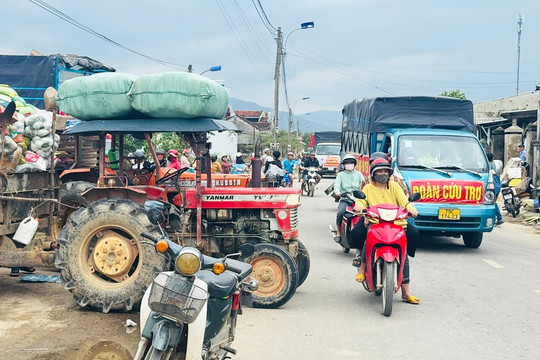 Những người vừa thoát lũ lại lên đường cứu lũ