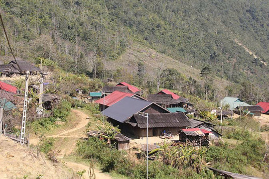 Rêu phong những nếp nhà pơ mu giữa mây ngàn Huồi Măn